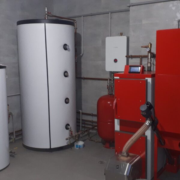 Топочная частного коттеджа на пеллетном котле Heiztehtik  и электрический котел Bosch.